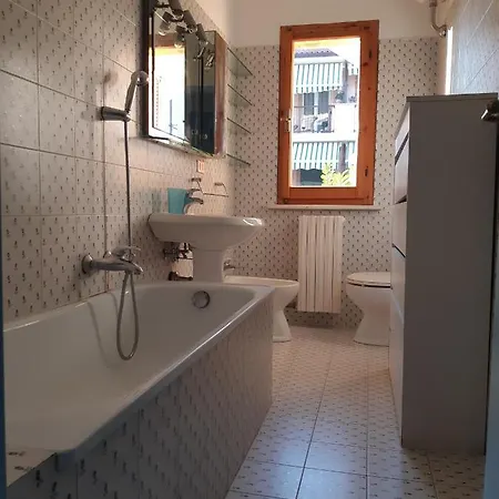 Sirolo, Via Buenos Aires, Quadrilocale Con 2 Bagni, Giardino *